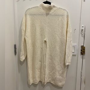 Free people oversized sweater with slit. Size xs. Worn once. Great condition!